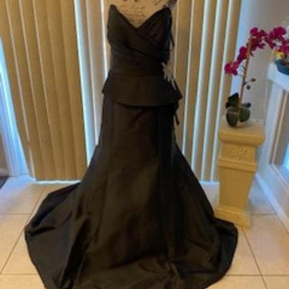 STUNNING BLACK SATIN STRAPLESS EMBELLISHED FORMAL GOWN SIZE 20 - Picture 3 of 10